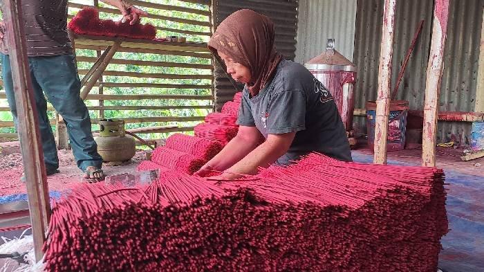 Proses pembuatan dupa oleh pengrajin